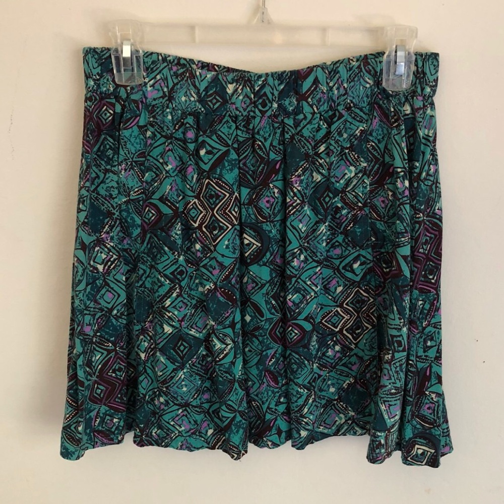 Green geometric skirt